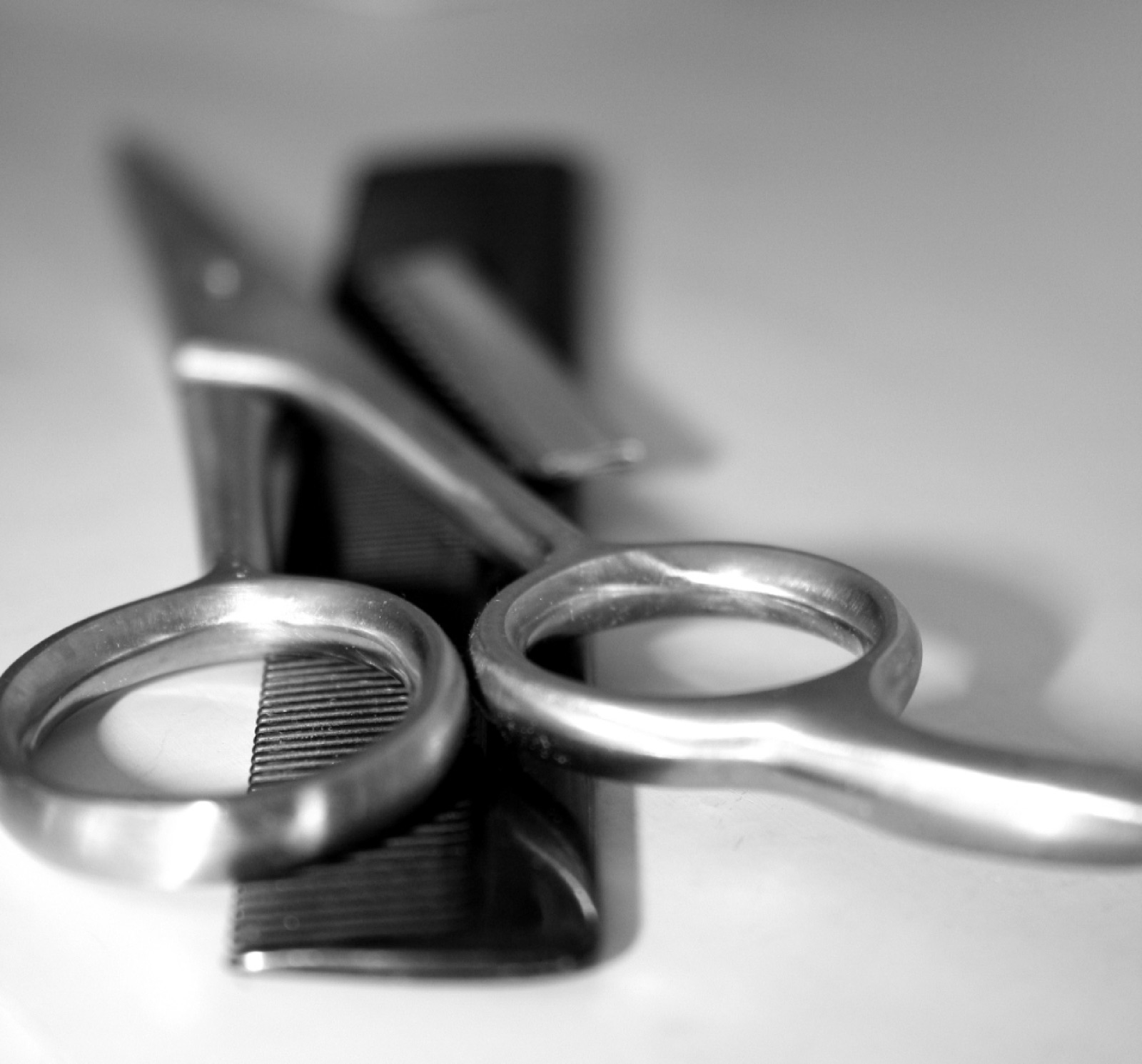 Barber scissors and comb in black and white